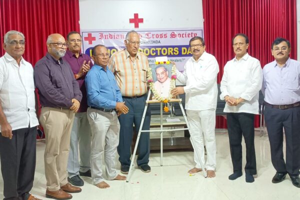 హనుమకొండ రెడ్ క్రాస్ సొసైటీ లో జాతీయ వైద్యుల దినోత్సవ వేడుకలు